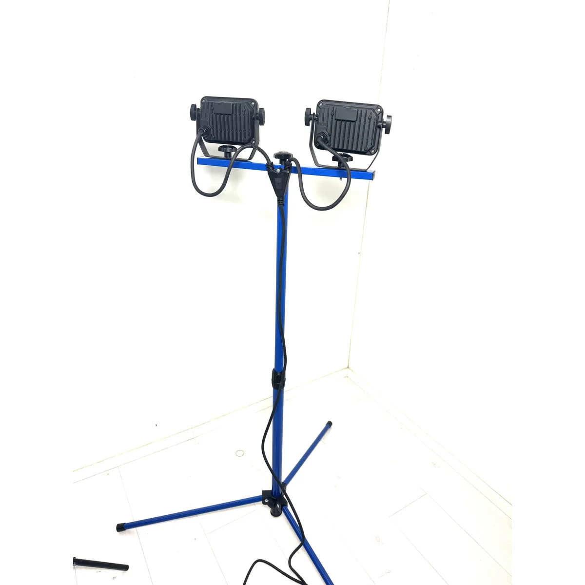 as-schwabe-illumi-optiline-arbeitsleuchte-2x30w-stativ image 3