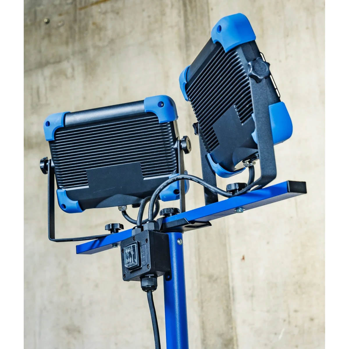 as-schwabe-illumi-slimline-pro-led-strahler-2x50w-stativ image 4