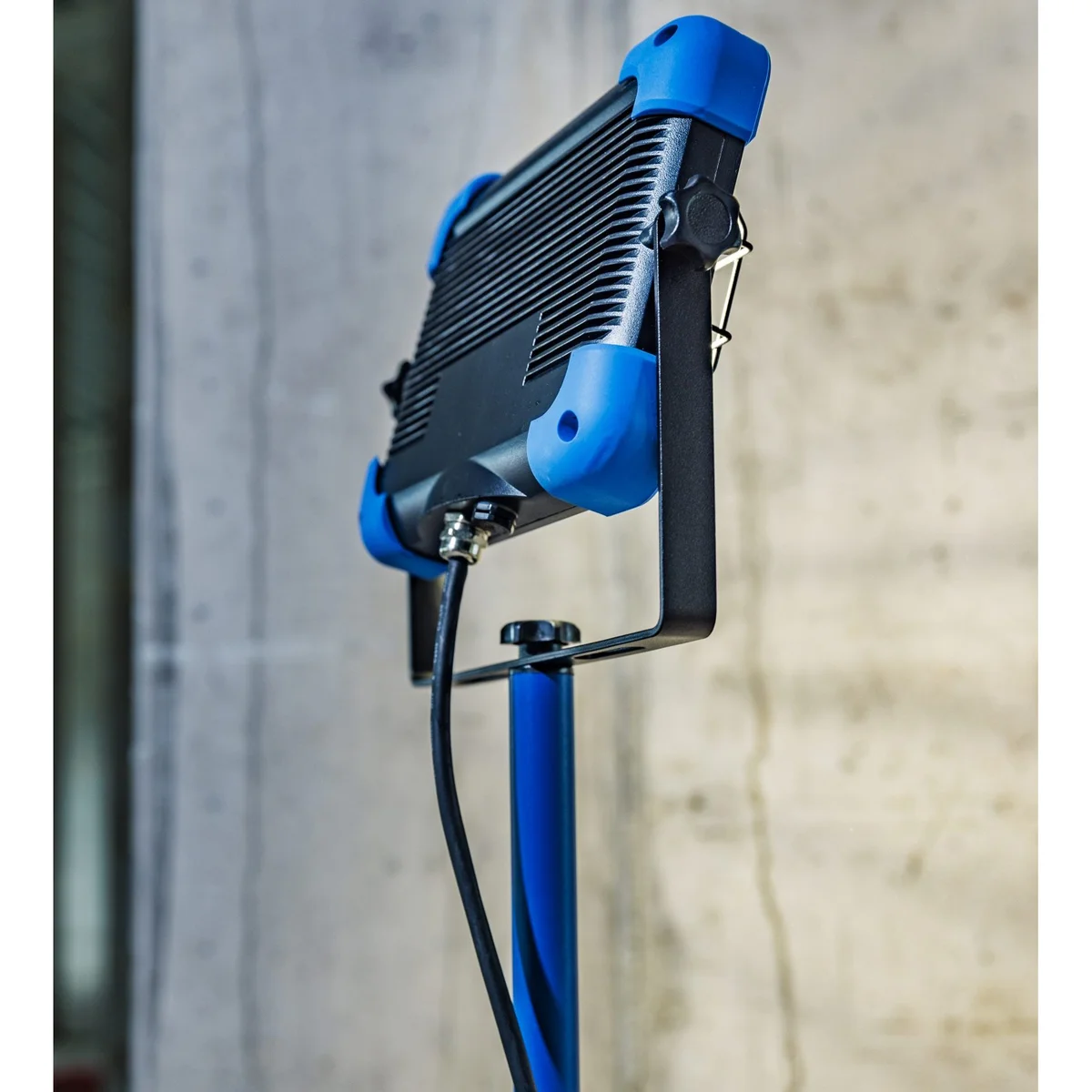 as-schwabe-illumi-slimline-pro-led-strahler-50w-stativ-4000k image 3
