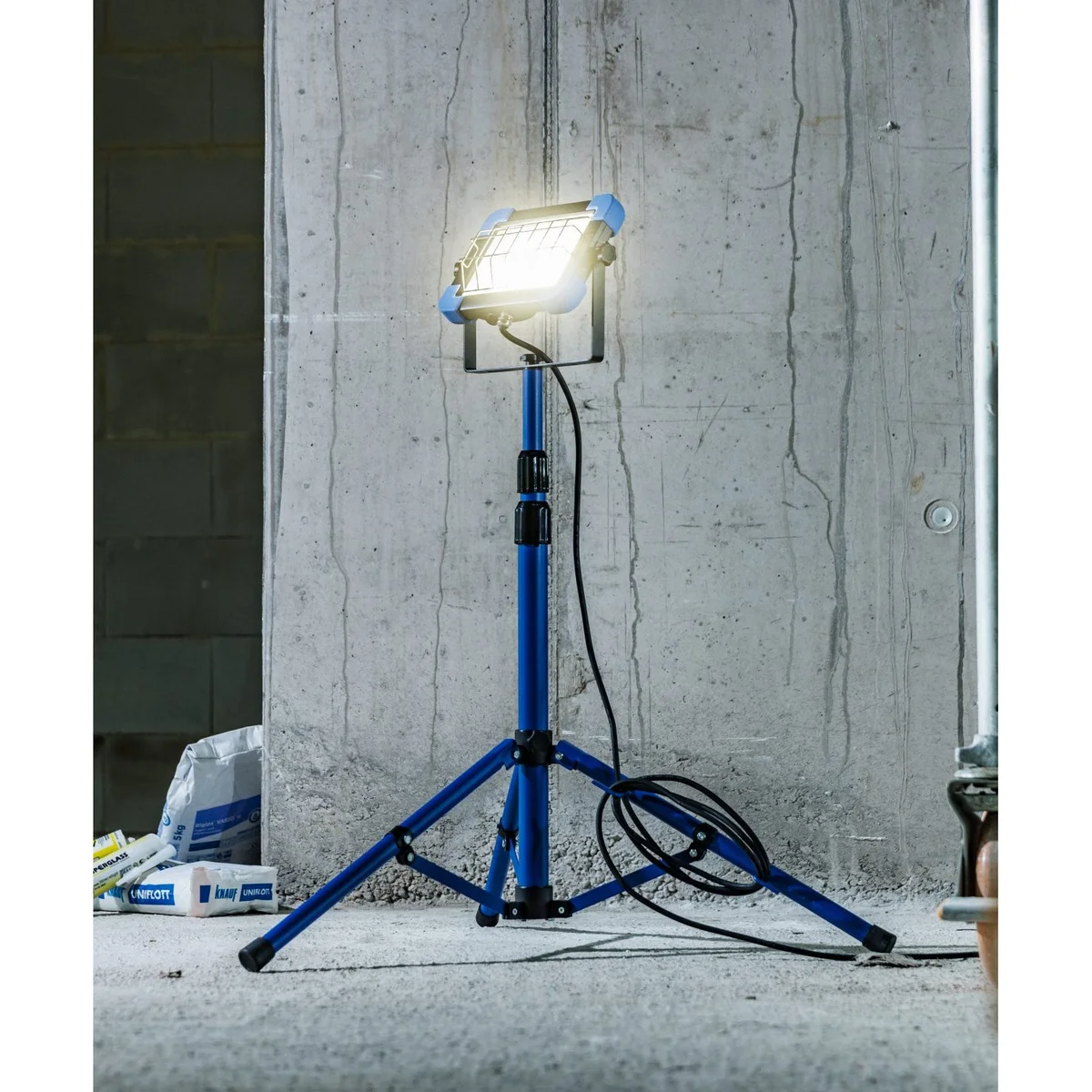 as-schwabe-illumi-slimline-pro-led-strahler-50w-stativ-4000k image 2