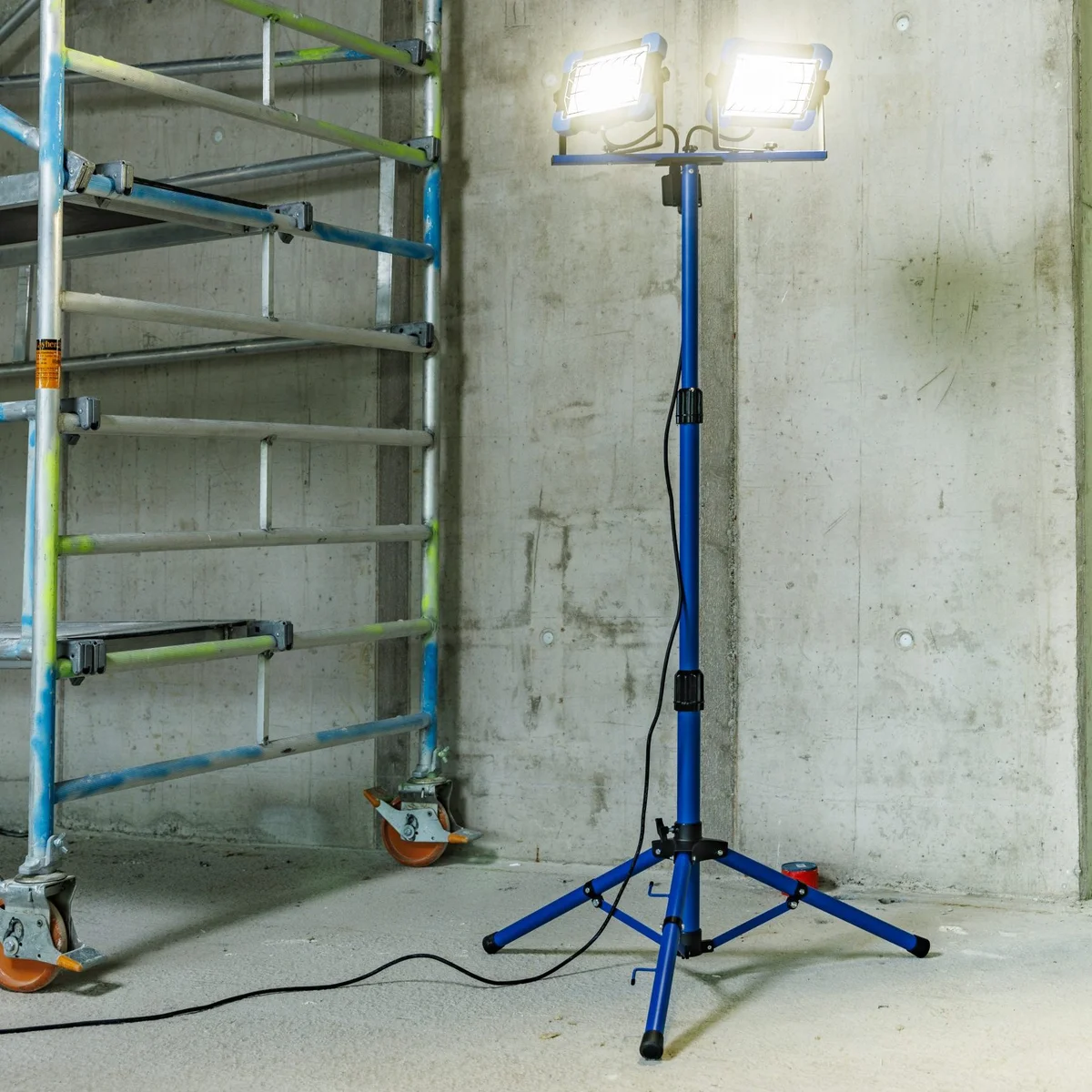 as-schwabe-illumi-slimline-pro-led-strahler-2x50w-stativ image 2